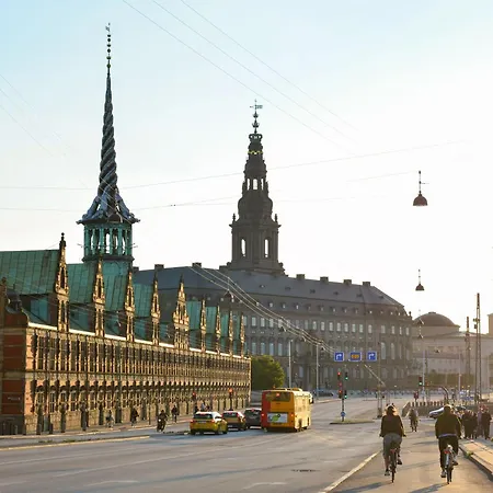 Tivoli 1- Lovely 2-bdr Near Tivoli Apartment Copenhagen