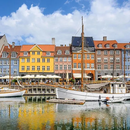 Tivoli 1- Lovely 2-bdr Near Tivoli Apartment Copenhagen